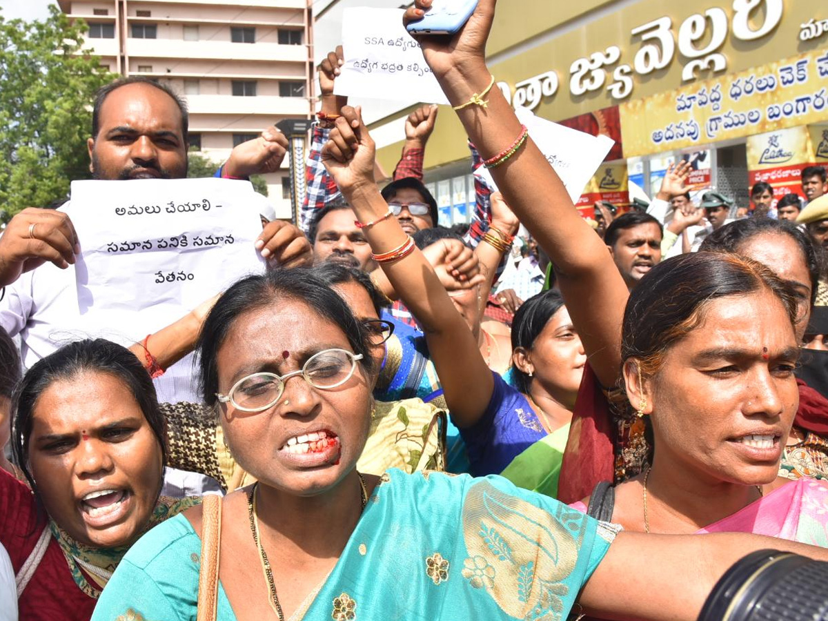 Sarva Shiksha Abhiyan Teachers Protest at Pragathi Bhavan photo Gallery - Sakshi5