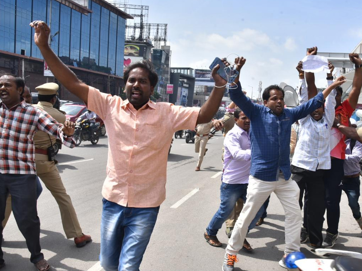 Sarva Shiksha Abhiyan Teachers Protest at Pragathi Bhavan photo Gallery - Sakshi6