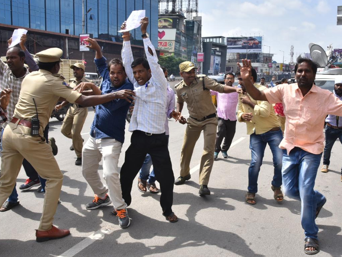 Sarva Shiksha Abhiyan Teachers Protest at Pragathi Bhavan photo Gallery - Sakshi7