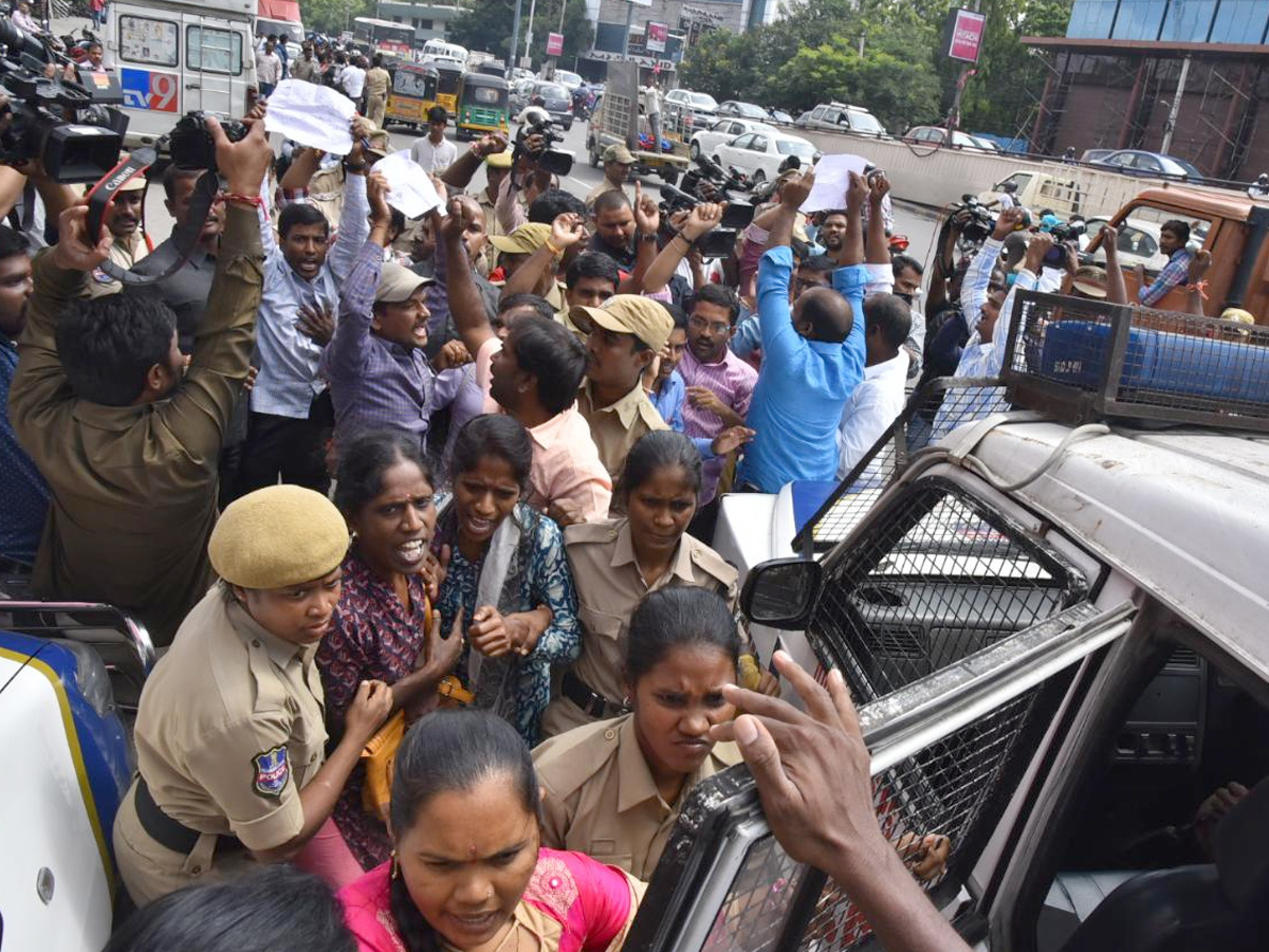 Sarva Shiksha Abhiyan Teachers Protest at Pragathi Bhavan photo Gallery - Sakshi8