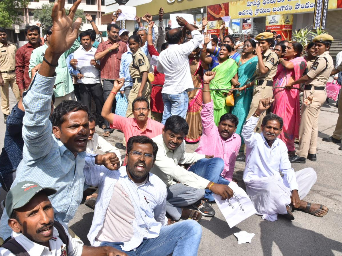 Sarva Shiksha Abhiyan Teachers Protest at Pragathi Bhavan photo Gallery - Sakshi9