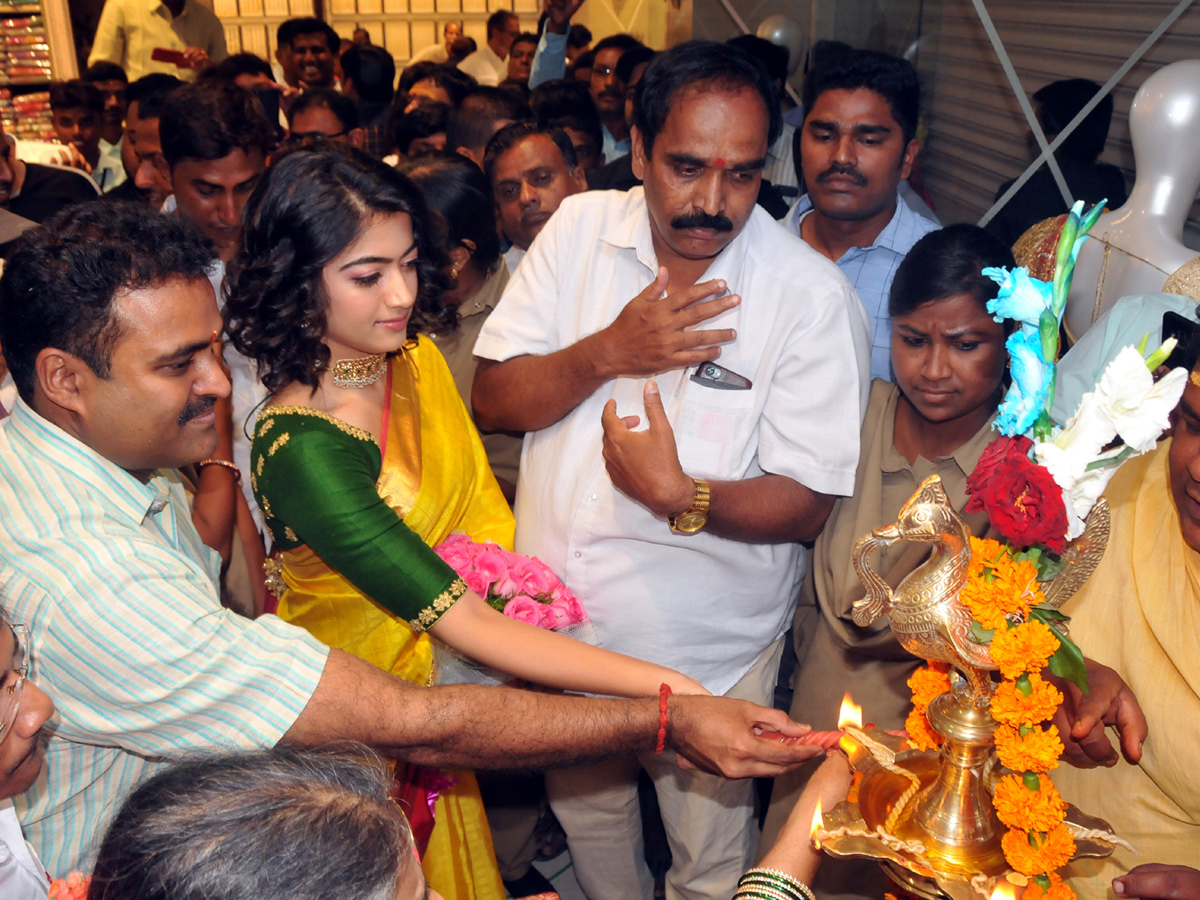 Actress Rashmika Mandana Launched CMR Shopping Mall in Mahbubnagar - Sakshi2