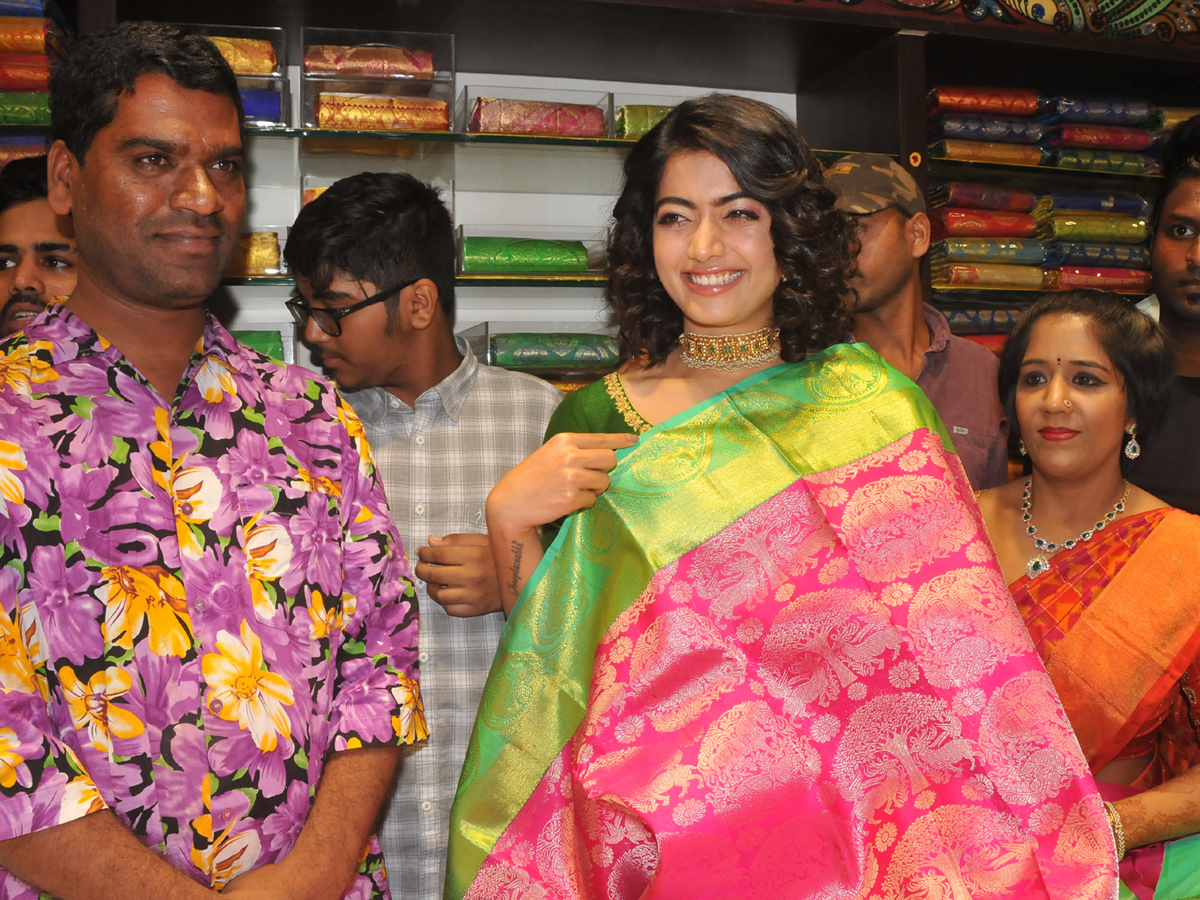 Actress Rashmika Mandana Launched CMR Shopping Mall in Mahbubnagar - Sakshi1