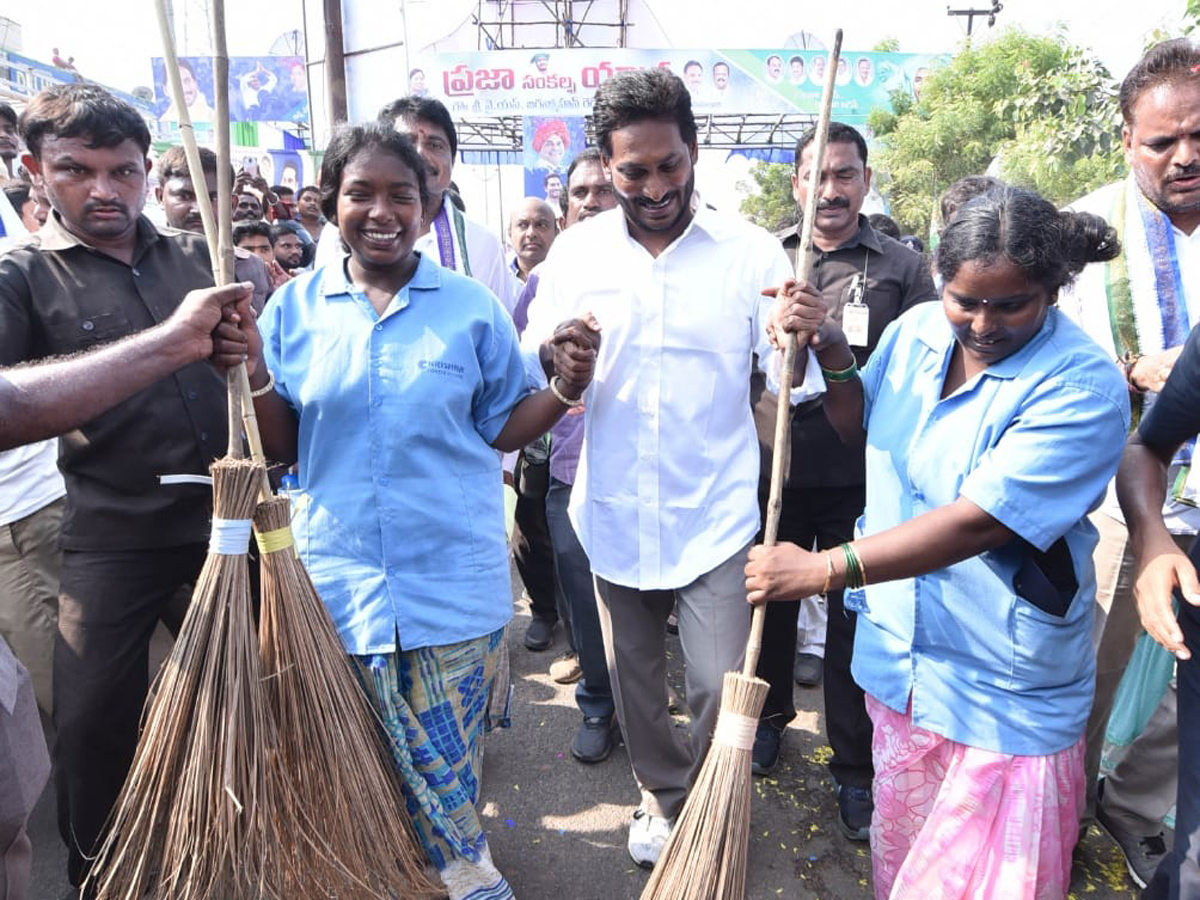 YS jagan padayatra photo gallery - Sakshi11