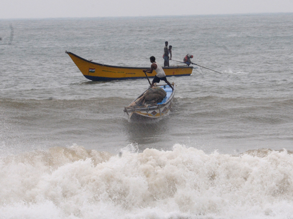 Cyclone Titli in Visakhapatnam Photo Gallery - Sakshi11