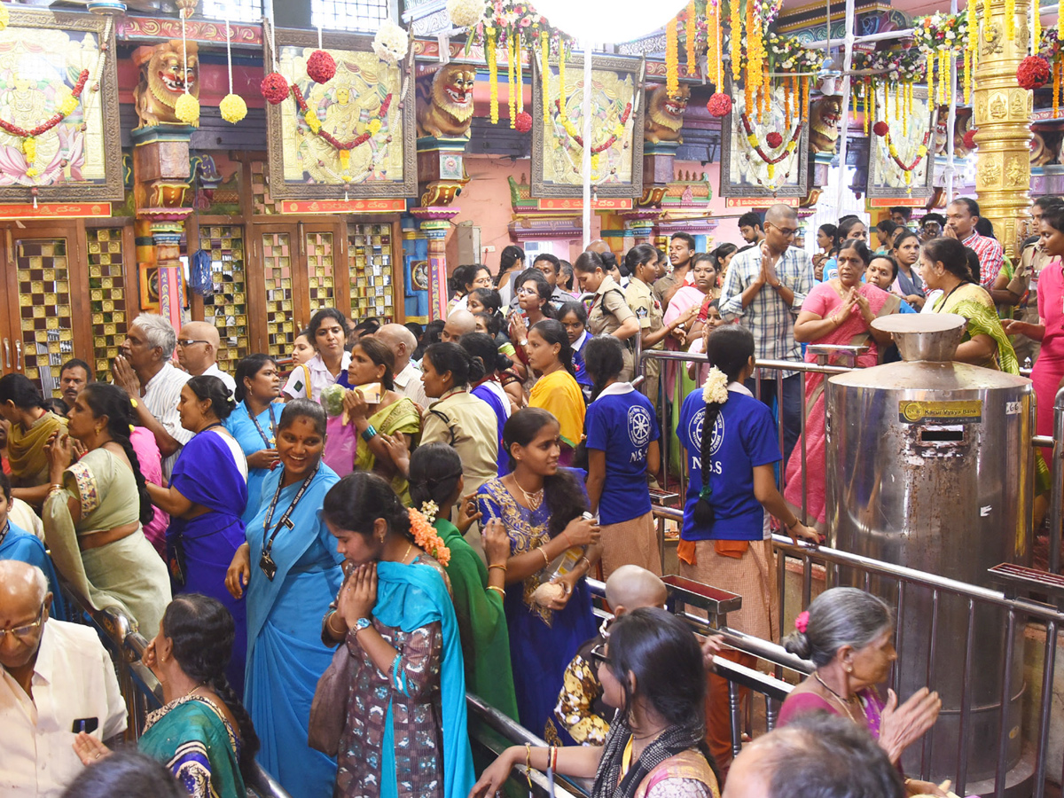 Durga Navaratri 2018 Celebrations In Kanakadurga Temple photo Gallery - Sakshi13