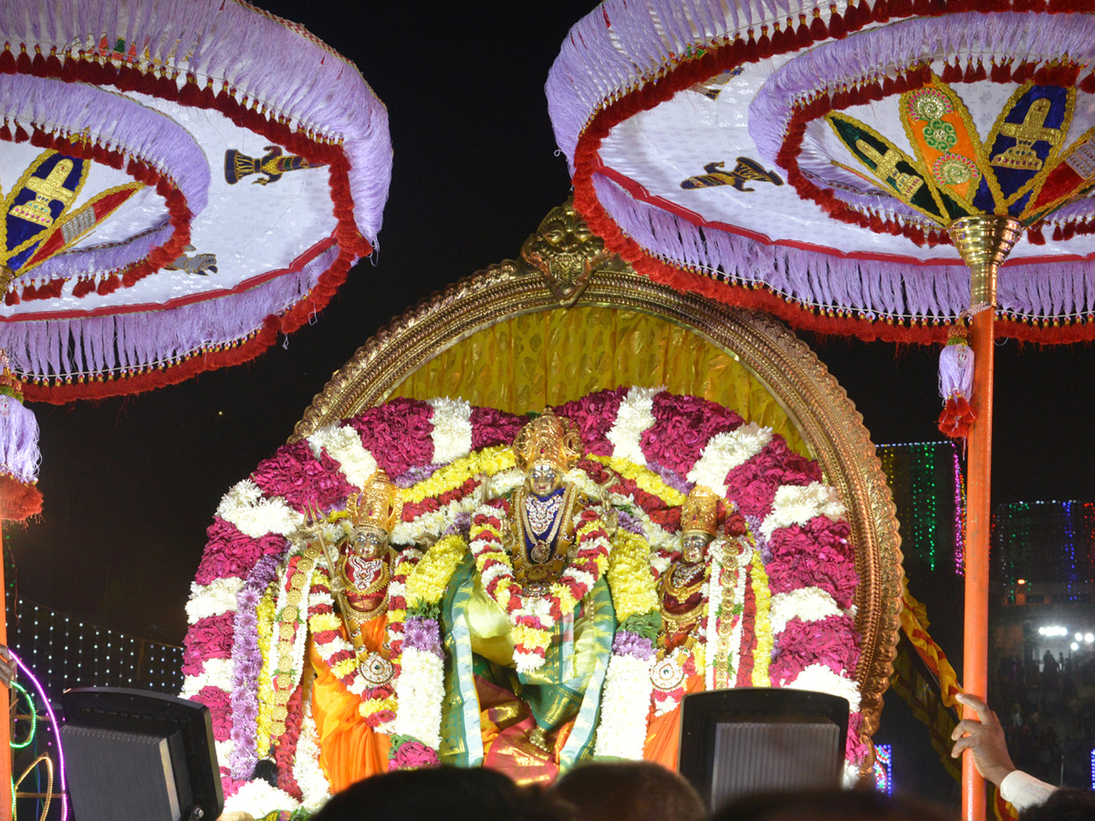 Durga Navaratri 2018 Celebrations In Kanakadurga Temple photo Gallery - Sakshi17