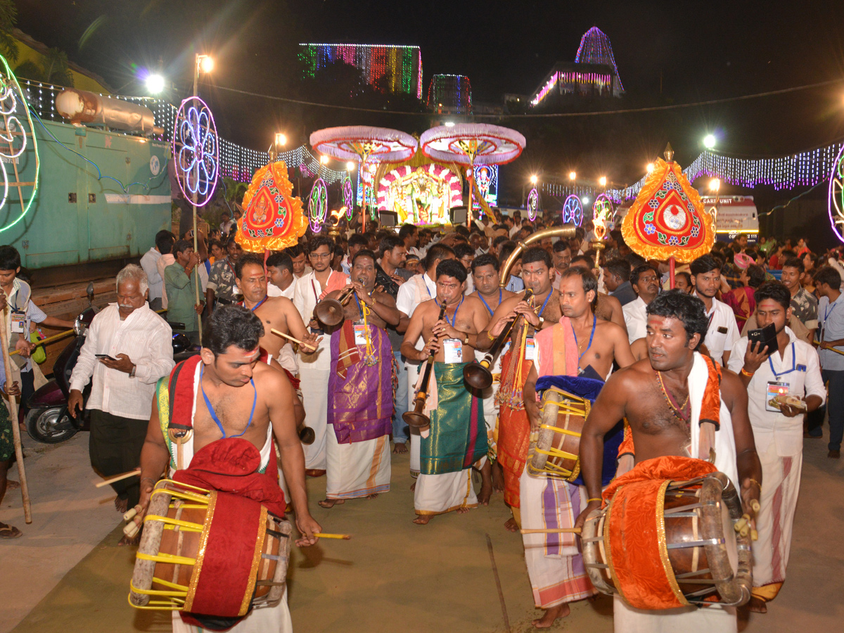 Durga Navaratri 2018 Celebrations In Kanakadurga Temple photo Gallery - Sakshi18