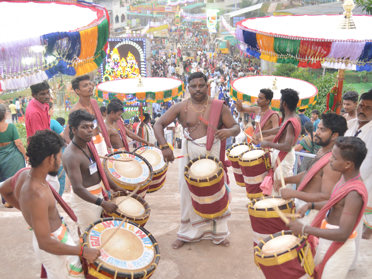 Durga Navaratri 2018 Celebrations In Kanakadurga Temple photo Gallery - Sakshi19