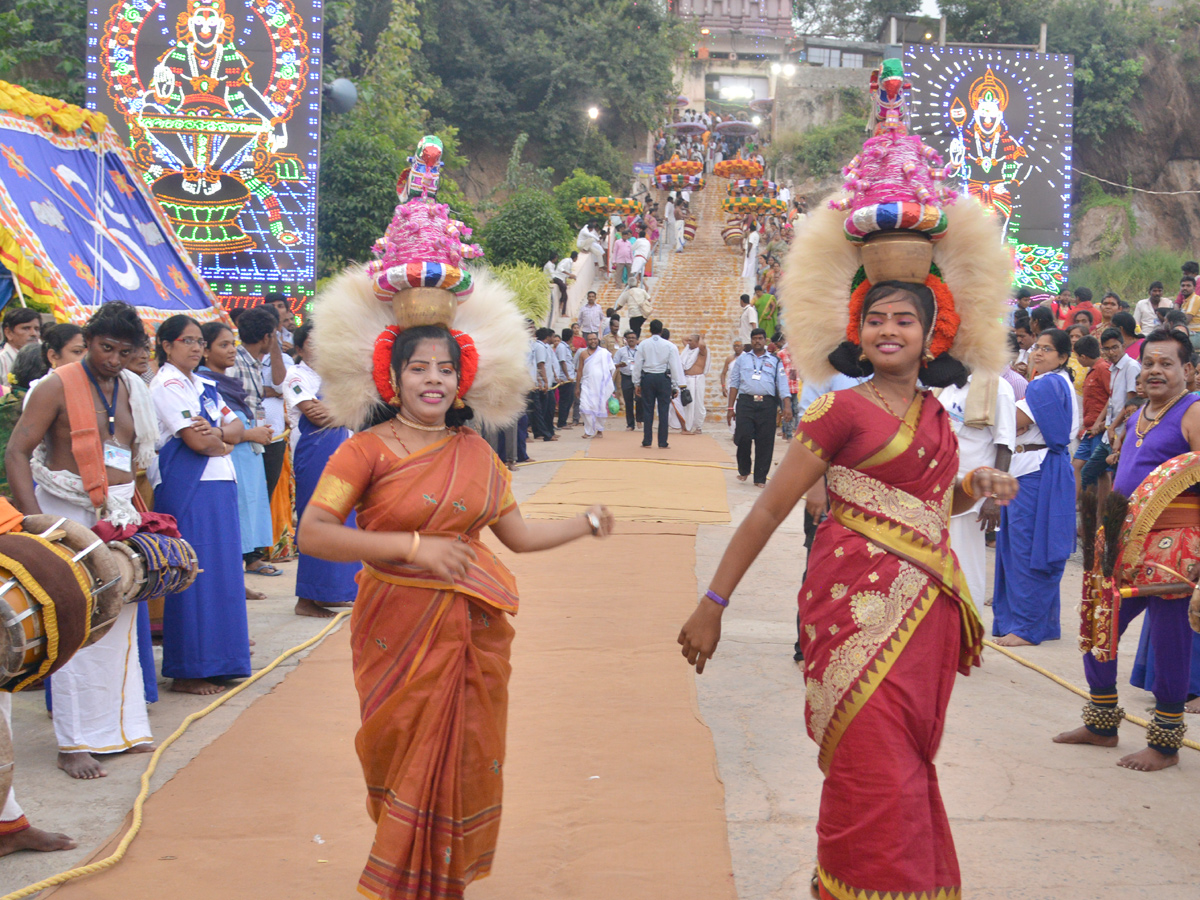 Durga Navaratri 2018 Celebrations In Kanakadurga Temple photo Gallery - Sakshi4