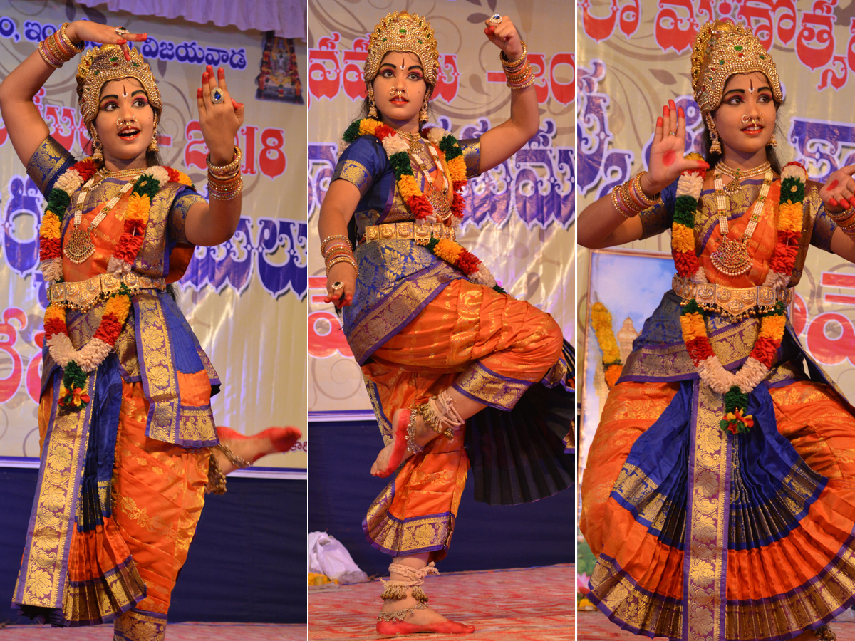 Durga Navaratri 2018 Celebrations In Kanakadurga Temple photo Gallery - Sakshi1