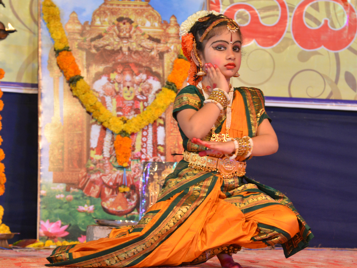 Durga Navaratri 2018 Celebrations In Kanakadurga Temple photo Gallery - Sakshi6