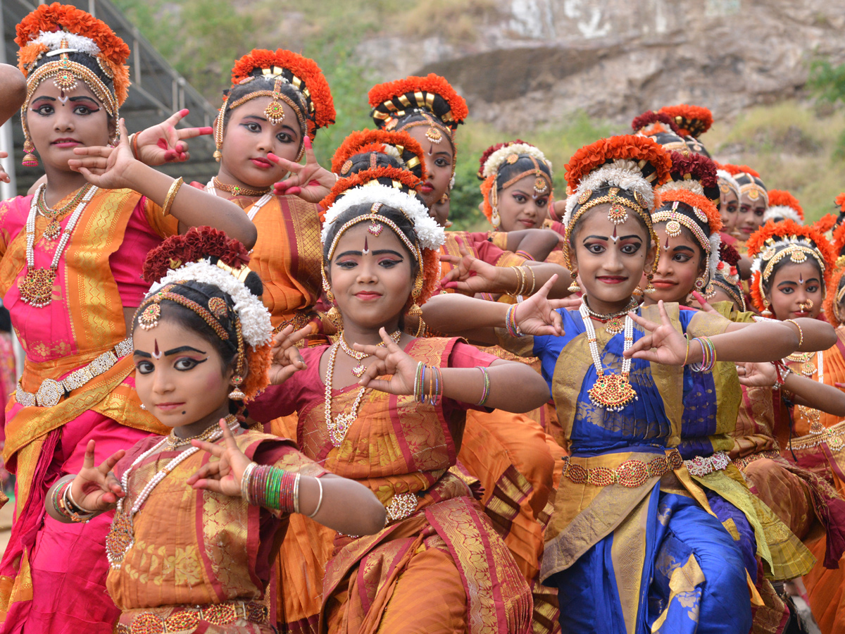 Durga Navaratri 2018 Celebrations In Kanakadurga Temple photo Gallery - Sakshi8