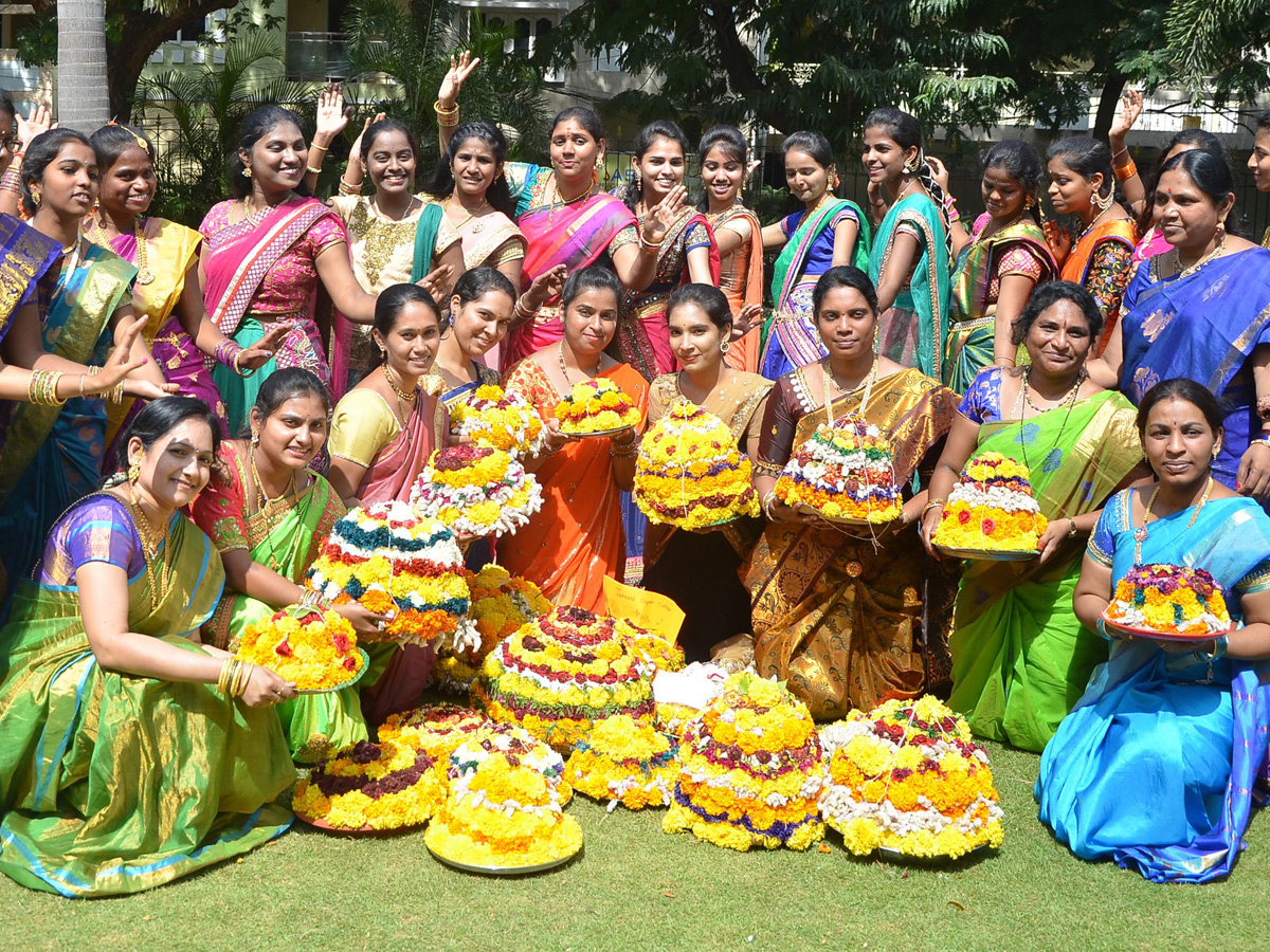 Bathukamma Celebrations in Hyderabad Photo Gallery - Sakshi1