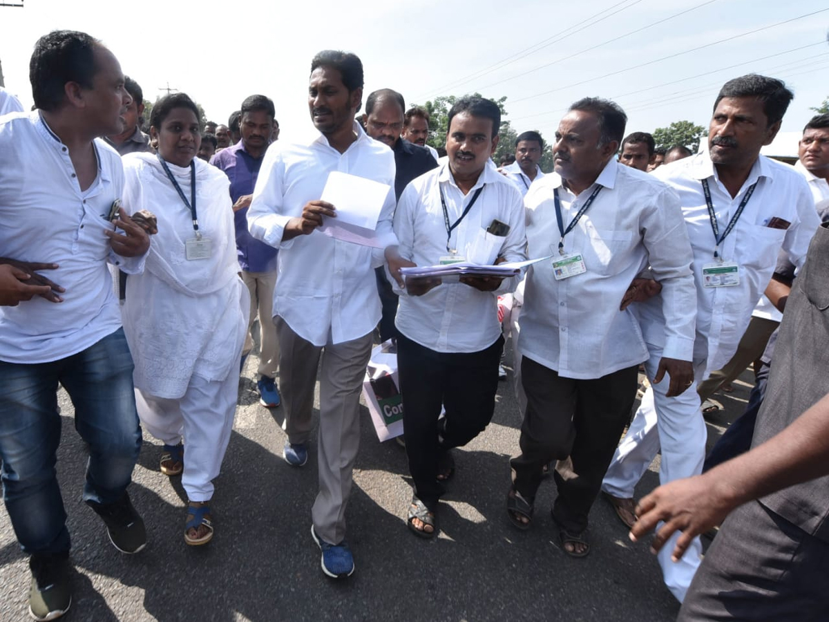 YS Jagan PrajaSankalpaYatra 284th Day Photo Gallery - Sakshi1