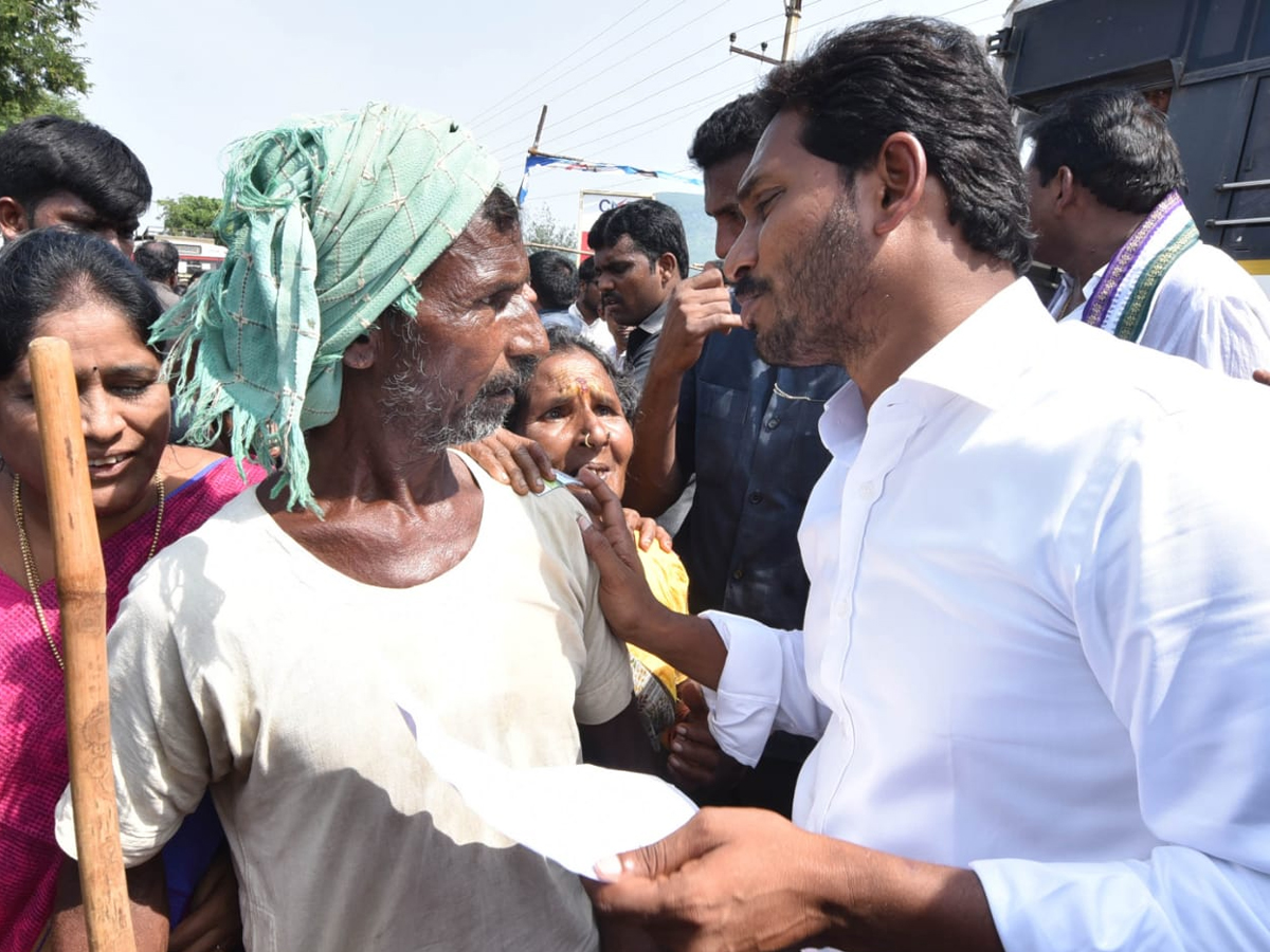 YS Jagan PrajaSankalpaYatra 284th Day Photo Gallery - Sakshi11