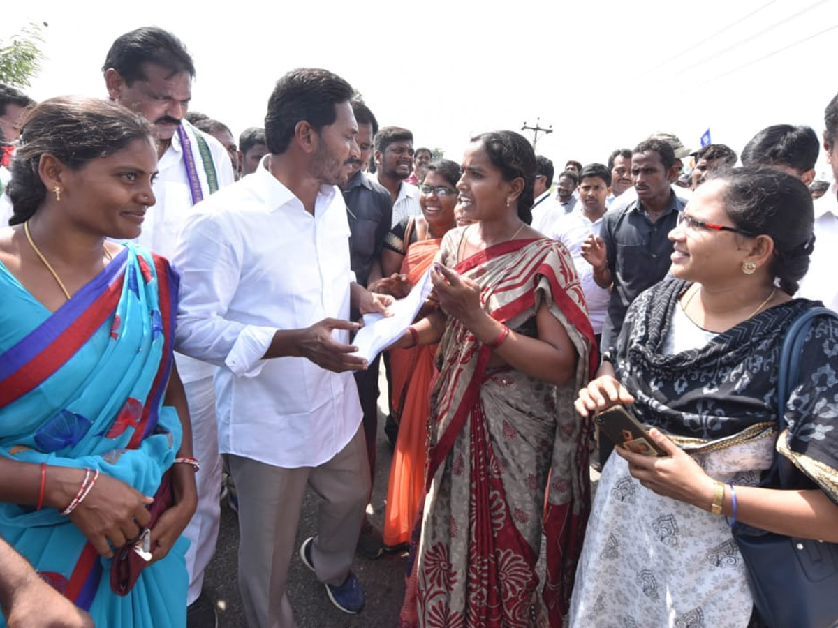 YS Jagan PrajaSankalpaYatra 284th Day Photo Gallery - Sakshi15