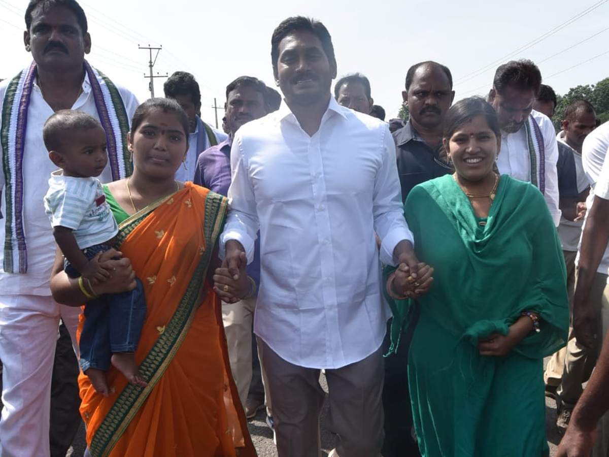 YS Jagan PrajaSankalpaYatra 284th Day Photo Gallery - Sakshi16