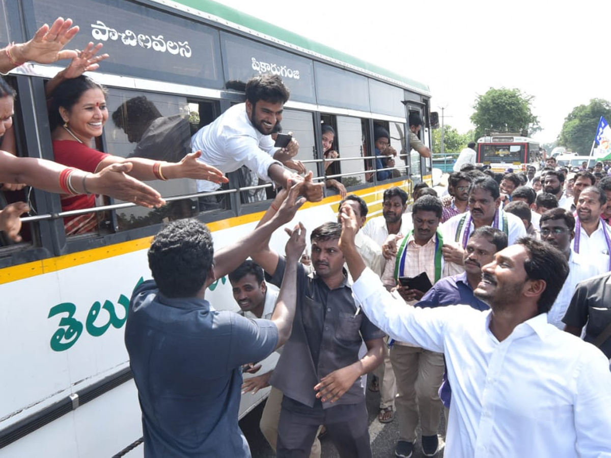 YS Jagan PrajaSankalpaYatra 284th Day Photo Gallery - Sakshi4