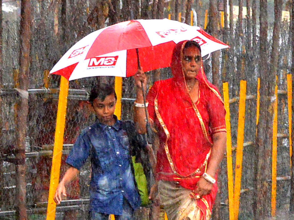 Heavy Rainfall At Vijayawada Durga Temple  - Sakshi13