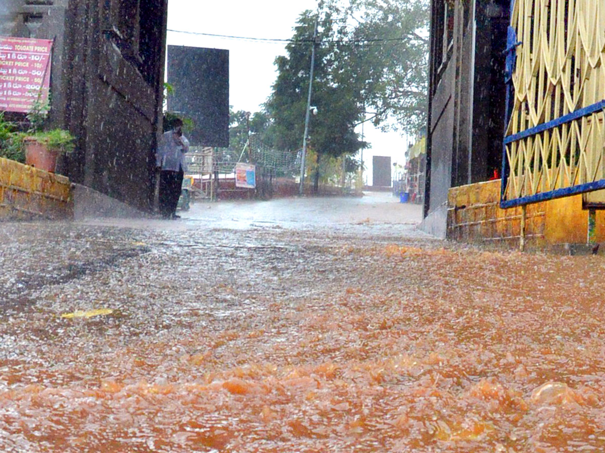 Heavy Rainfall At Vijayawada Durga Temple  - Sakshi2