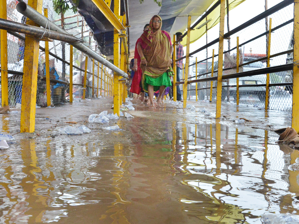 Heavy Rainfall At Vijayawada Durga Temple  - Sakshi8