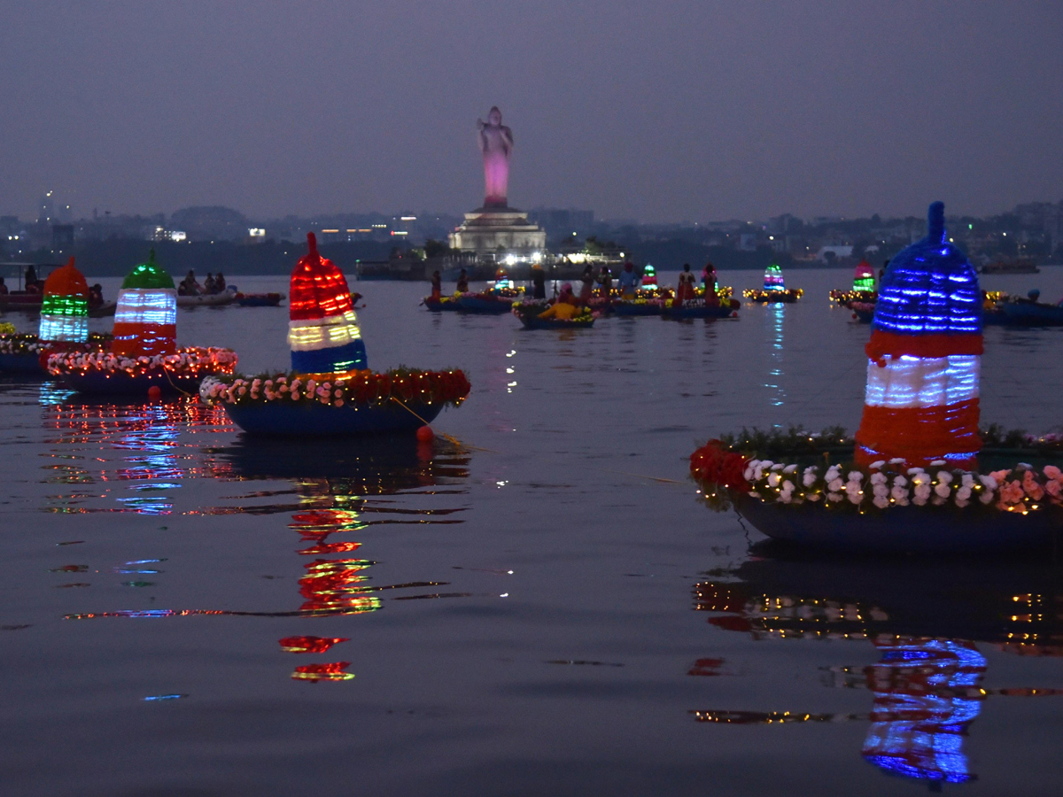 Bathukamma Celebrations Laser Show at Hussain Sagar Photo Gallery - Sakshi4