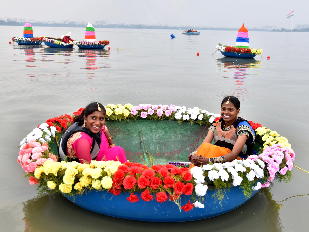 Bathukamma Celebrations Laser Show at Hussain Sagar Photo Gallery - Sakshi6