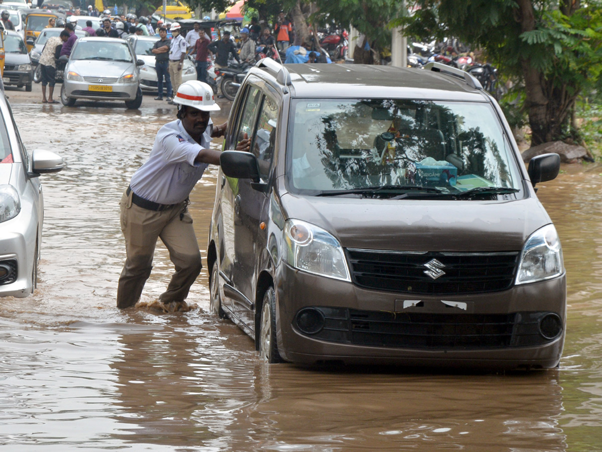 Heavy Rain in Hyderabad Photo Gallery - Sakshi15