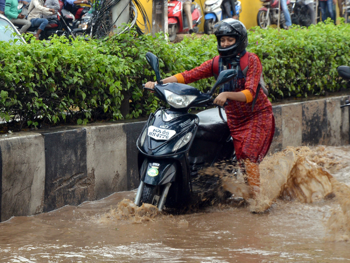 Heavy Rain in Hyderabad Photo Gallery - Sakshi16