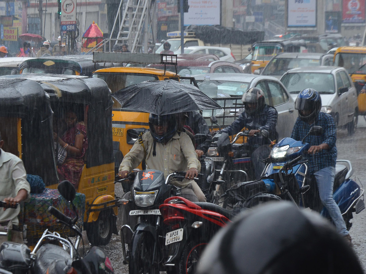 Heavy Rain in Hyderabad Photo Gallery - Sakshi17