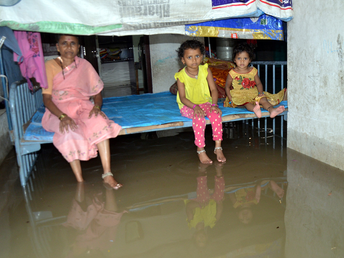 Heavy Rain in Hyderabad Photo Gallery - Sakshi24