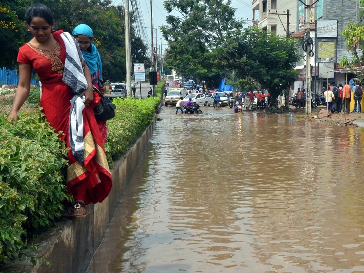 Heavy Rain in Hyderabad Photo Gallery - Sakshi26