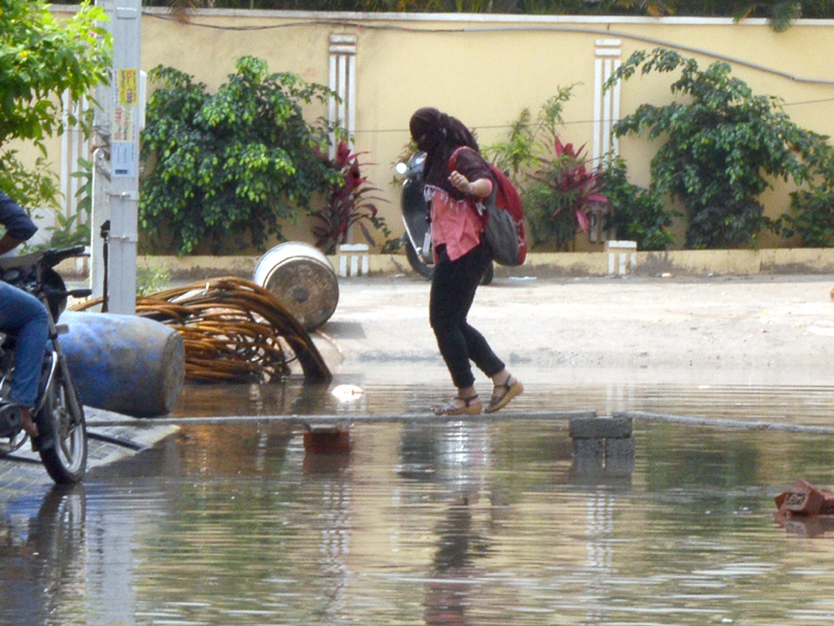 Heavy Rain in Hyderabad Photo Gallery - Sakshi27