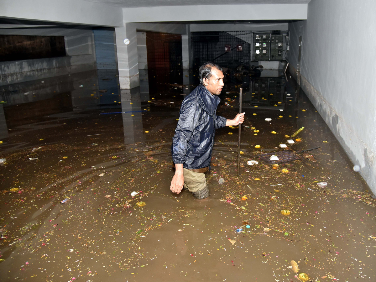 Heavy Rain in Hyderabad Photo Gallery - Sakshi34