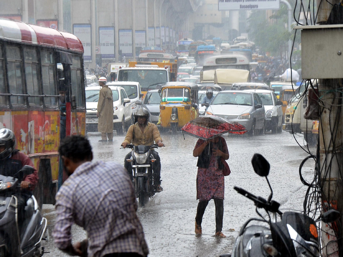 Heavy Rain in Hyderabad Photo Gallery - Sakshi9