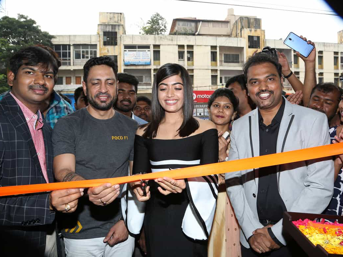 Rashmika Mandanna Launches Happi Mobiles at Banjara Hills Photo Gallery - Sakshi3