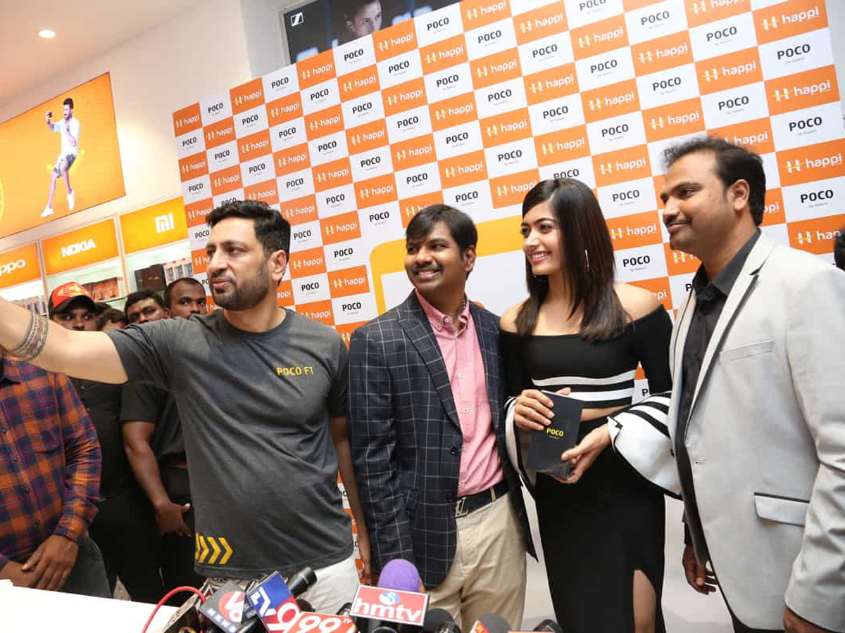 Rashmika Mandanna Launches Happi Mobiles at Banjara Hills Photo Gallery - Sakshi9