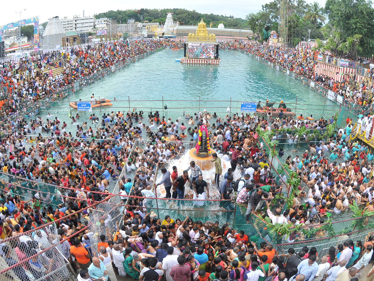 Chakra Snanam in Tirumala Tirupati Brahmotsavam 2018 - Sakshi18