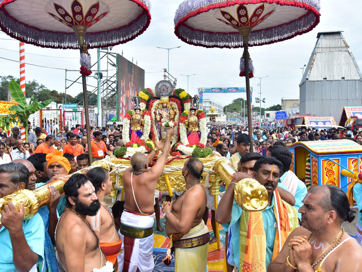 Chakra Snanam in Tirumala Tirupati Brahmotsavam 2018 - Sakshi20