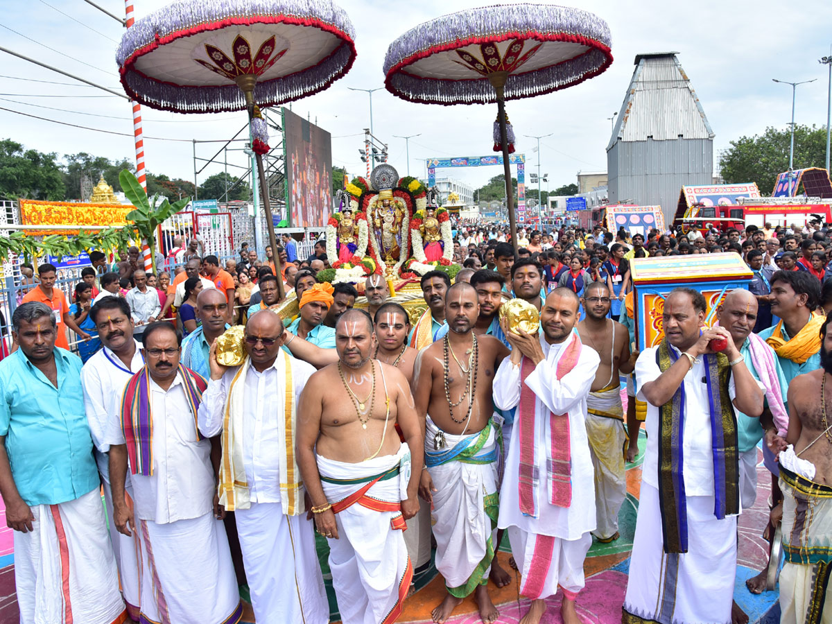 Chakra Snanam in Tirumala Tirupati Brahmotsavam 2018 - Sakshi23