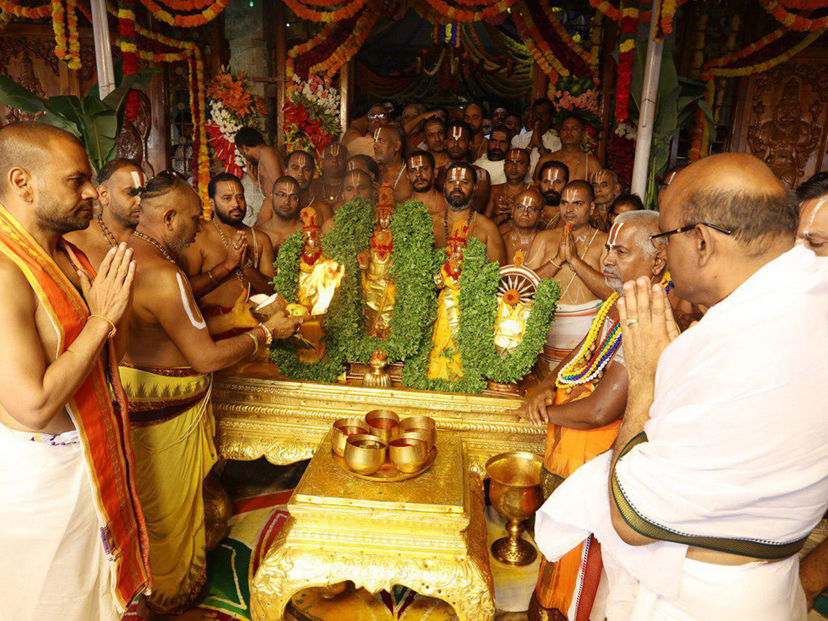 Chakra Snanam in Tirumala Tirupati Brahmotsavam 2018 - Sakshi5