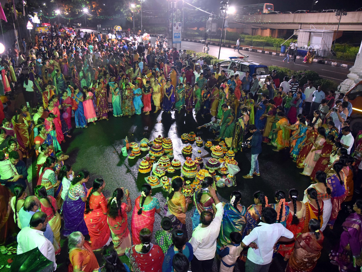 Saddula Bathukamma in full swing at Tank Bund Photo Gallery - Sakshi21