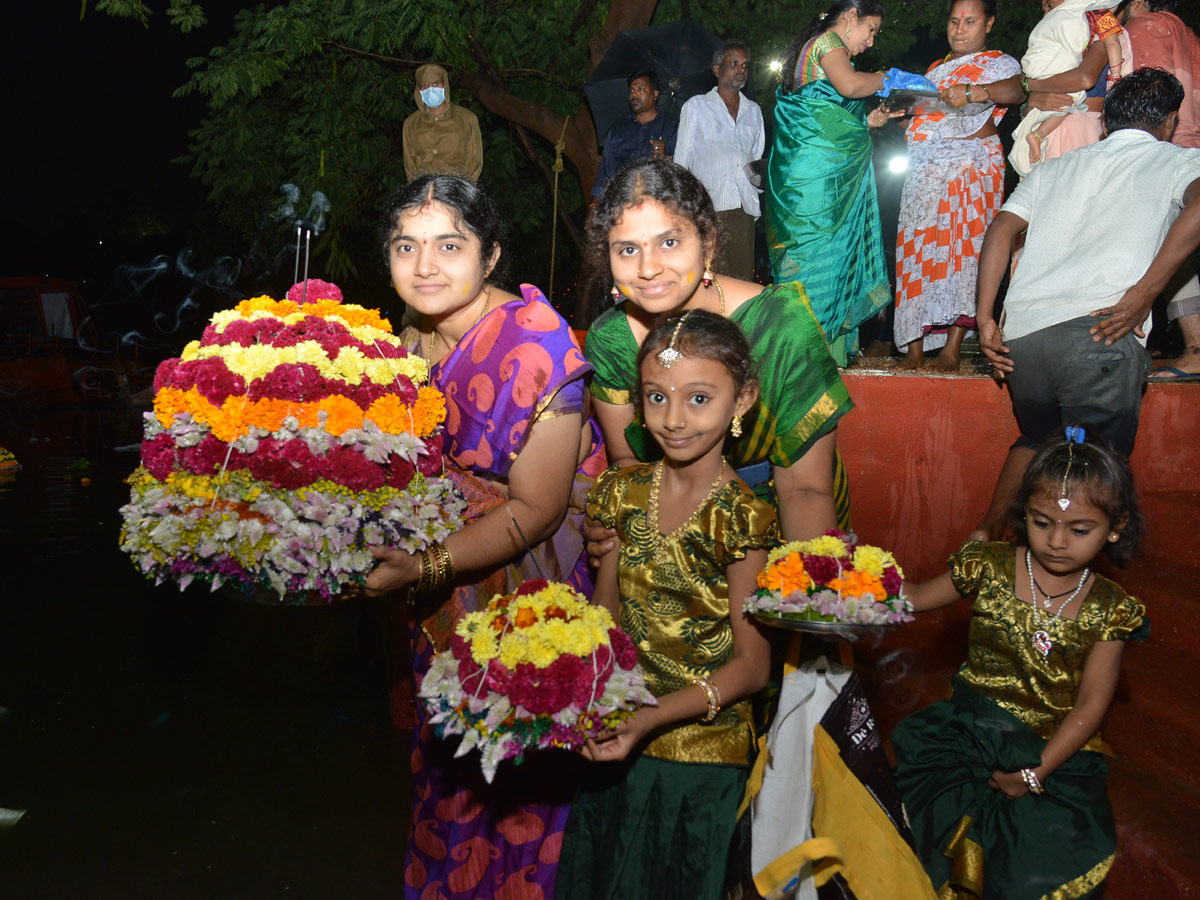 Saddula Bathukamma in full swing at Tank Bund Photo Gallery - Sakshi4