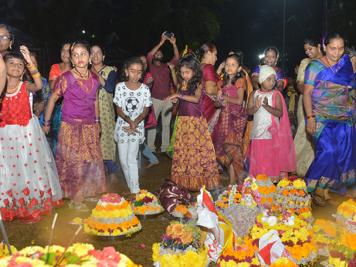 Saddula Bathukamma in full swing at Tank Bund Photo Gallery - Sakshi9