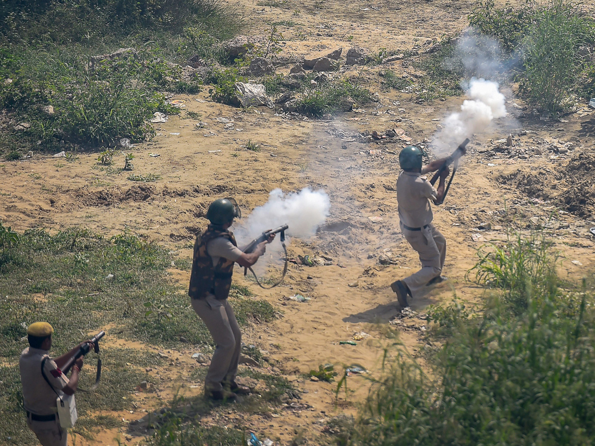 Police Stops Kisan Rally Delhi Border Photo Gallery - Sakshi2