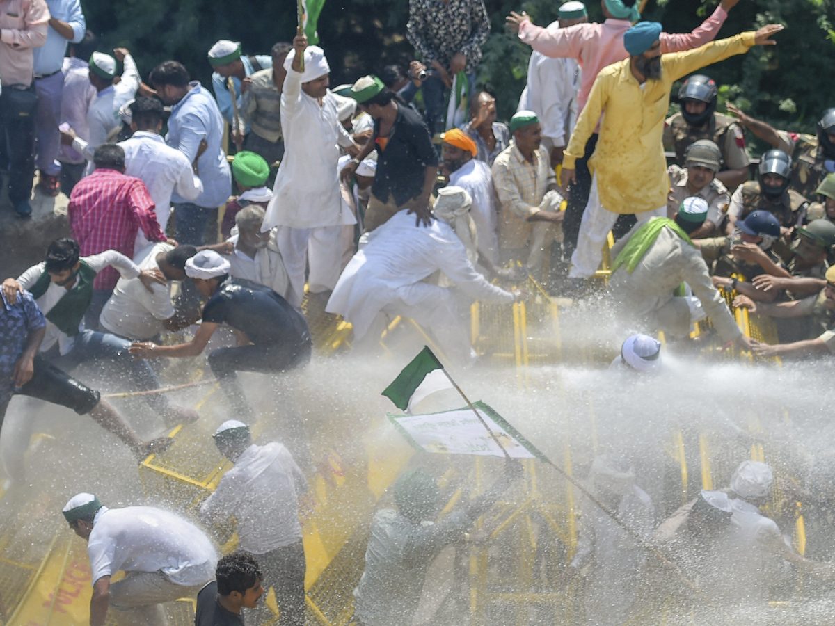 Police Stops Kisan Rally Delhi Border Photo Gallery - Sakshi12