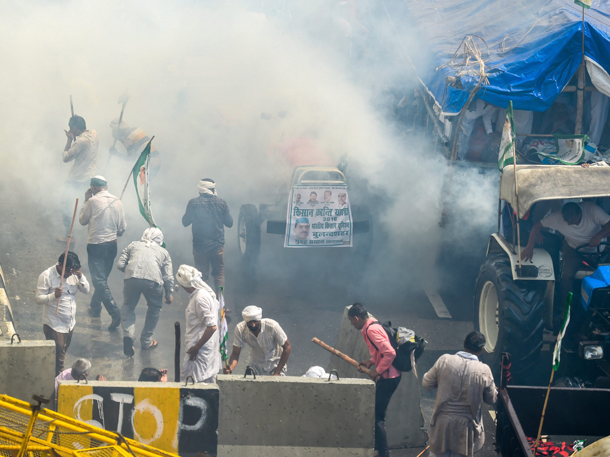 Police Stops Kisan Rally Delhi Border Photo Gallery - Sakshi8