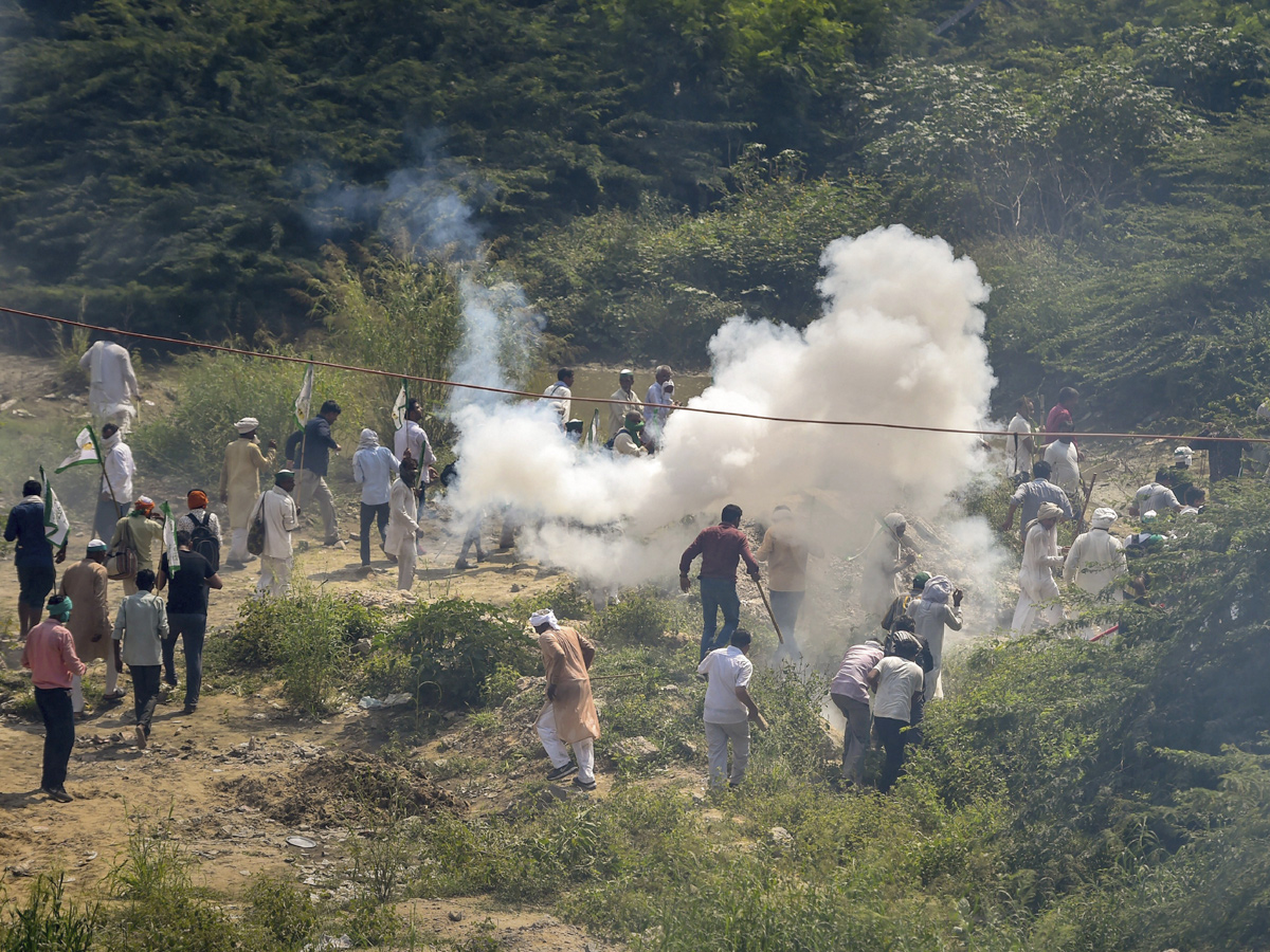 Police Stops Kisan Rally Delhi Border Photo Gallery - Sakshi9