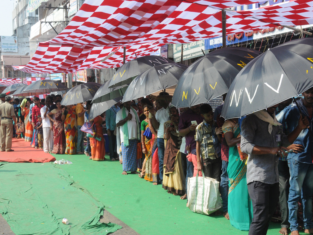 Pydithalli Ammavaru Sirimanu Utsavam in Vizianagaram Photo Gallery - Sakshi18